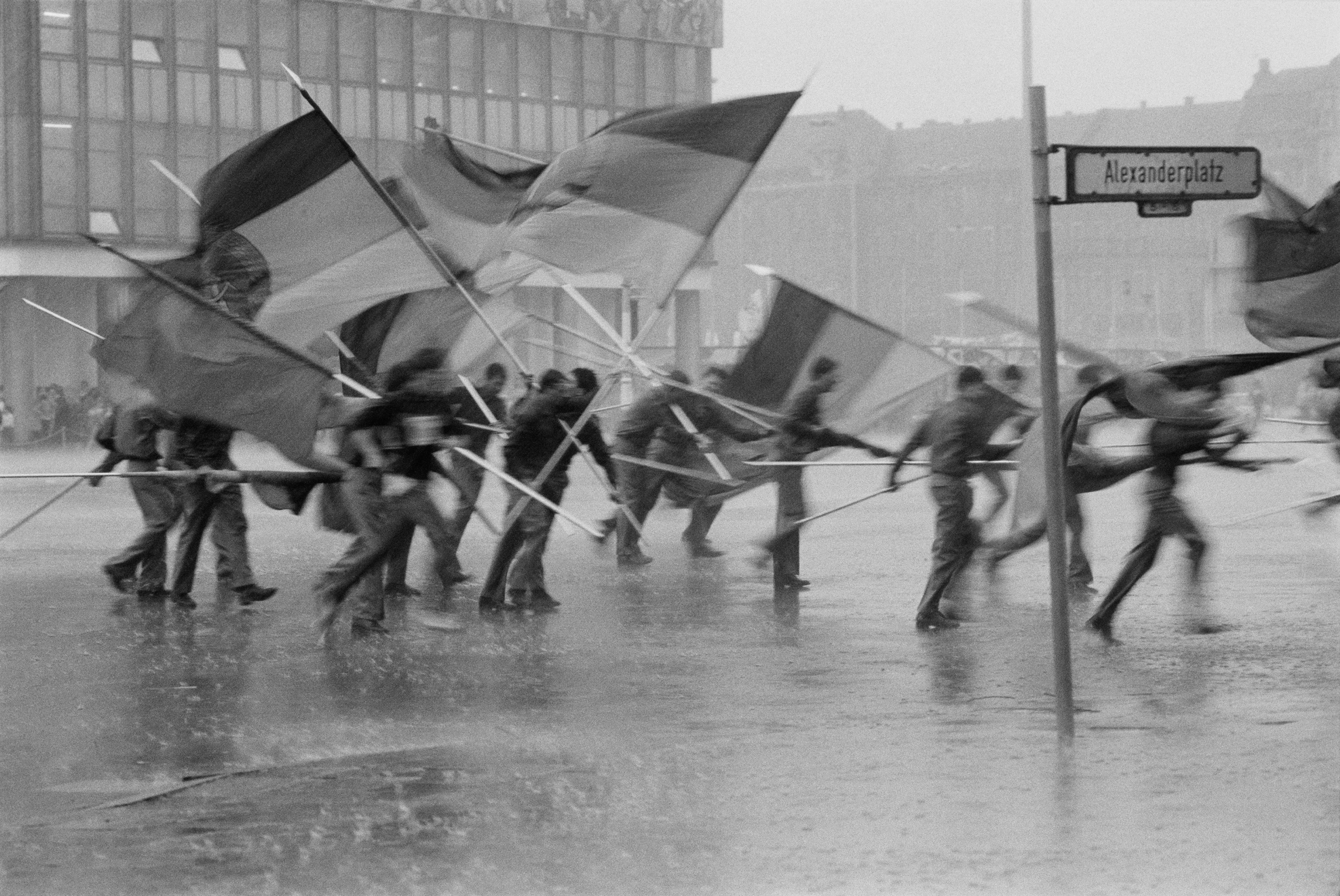 Harald Hauswald, "Fahnenflucht", 1. Mai Demonstration auf dem Alexanderplatz, Berlin-Mitte, 1987, DDR © Harald Hauswald/OSTKREUZ/Bundesstiftung Aufarbeitung
