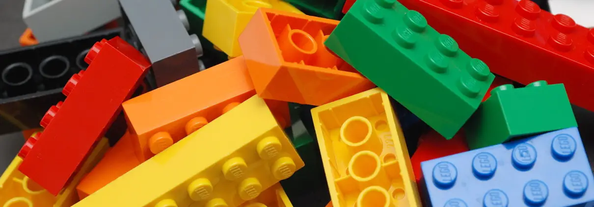 Lego ©Alan Chia da Wikipedia CC2.0 https://commons.wikimedia.org/wiki/File:Lego_Color_Bricks.jpg