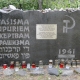 Massacro di Rumbula ©Adam Jones da Wikipedia CC2.0 https://it.wikipedia.org/wiki/Massacro_di_Rumbula#/media/File:Memorial_Marker_-_Rumbula_Forest_Holocaust_Site_-_Riga_-_Latvia.jpg