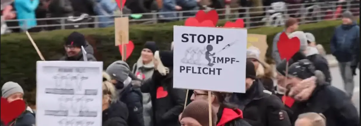 Manifestazioni no-vax in Germania - Screenshot da YouTube https://www.youtube.com/watch?v=LnCQyFAOkUA