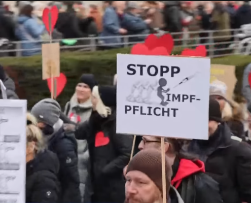 Manifestazioni no-vax in Germania - Screenshot da YouTube https://www.youtube.com/watch?v=LnCQyFAOkUA