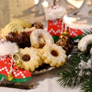 Weihnachtsgebäck. Foto di NickyPe da Pixabay https://pixabay.com/it/photos/natale-biscotti-cibo-dolce-impasto-5838327/