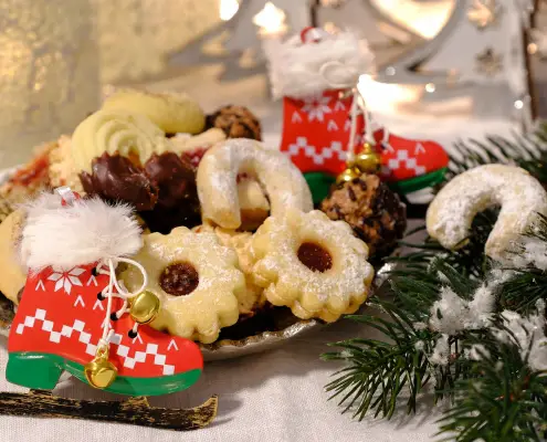 Weihnachtsgebäck. Foto di NickyPe da Pixabay https://pixabay.com/it/photos/natale-biscotti-cibo-dolce-impasto-5838327/