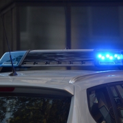 polizia negli Späti https://pixabay.com/it/photos/tecnologia-polizia-stradale-2500010/ CC0