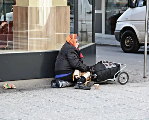 senzatetto, © Publica Demain, foto di fantareis da Pixabay, https://pixabay.com/it/photos/povert%c3%a0-senzatetto-francoforte-1423343/