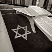 Crimini antisemiti ©Hurk da Pixabay https://pixabay.com/de/photos/davidstern-stern-symbol-458372/
