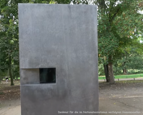 Memoriale omosessuali vittime del nazismo - Denkmal Nationalsozialismus verfolgten Homosexuellen - Berlin - Screenshot da YouTube, CC0 Public Demain, https://www.youtube.com/watch?v=au9goJdRFI0