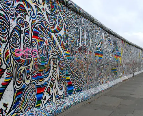 Muro di Berlino © MariaTortajada / Pixabay licence https://pixabay.com/it/photos/muro-di-berlino-graffiti-pittura-526521/