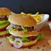 Hamburger - cibo spazzatura ©RitaE da Pixabay https://pixabay.com/it/photos/burger-hamburger-panino-grigliare-2762371/