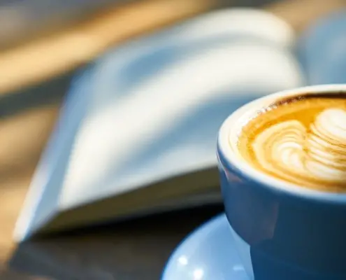 Caffè letterario, CC0, Foto di Engin_Akyurt da Pixabay, https://pixabay.com/photos/coffee-latte-book-fresh-close-up-2333324/