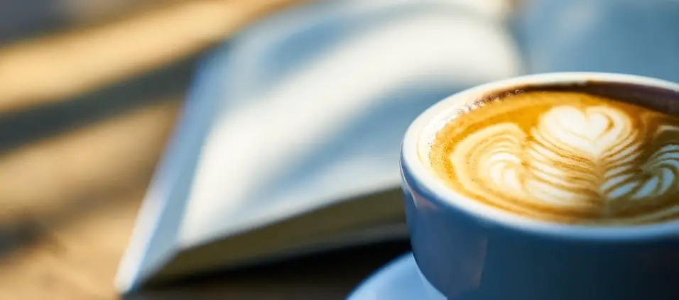 Caffè letterario, CC0, Foto di Engin_Akyurt da Pixabay, https://pixabay.com/photos/coffee-latte-book-fresh-close-up-2333324/