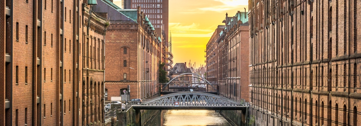 Amburgo, CC00 public demain, foto di Liggraphy da pixabay, https://pixabay.com/it/photos/amburgo-speicherstadt-canale-2976711/