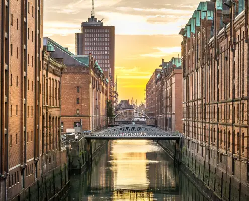 Amburgo, CC00 public demain, foto di Liggraphy da pixabay, https://pixabay.com/it/photos/amburgo-speicherstadt-canale-2976711/