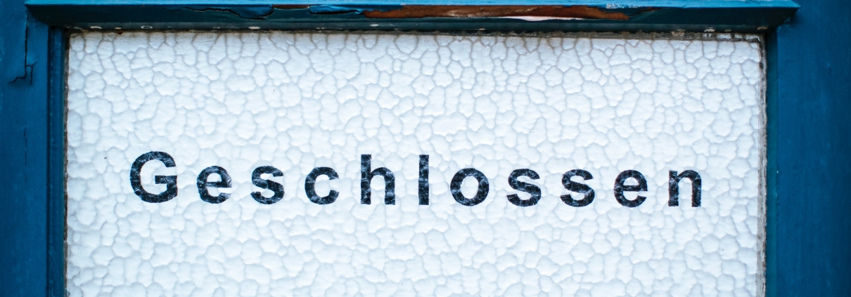 Vintage blue framed wooden door with glass typography "Geschlossen" font – Closed | Markus Spiske, Unsplash licence