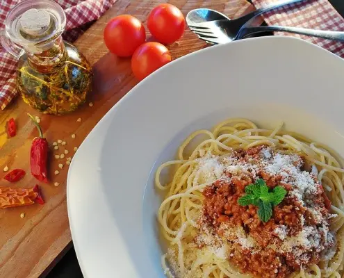 Pasta alla bolognese, CC0, Foto di RitaE da Pixabay, https://pixabay.com/photos/spaghetti-noodles-bolognese-1987454/