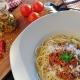 Pasta alla bolognese, CC0, Foto di RitaE da Pixabay, https://pixabay.com/photos/spaghetti-noodles-bolognese-1987454/