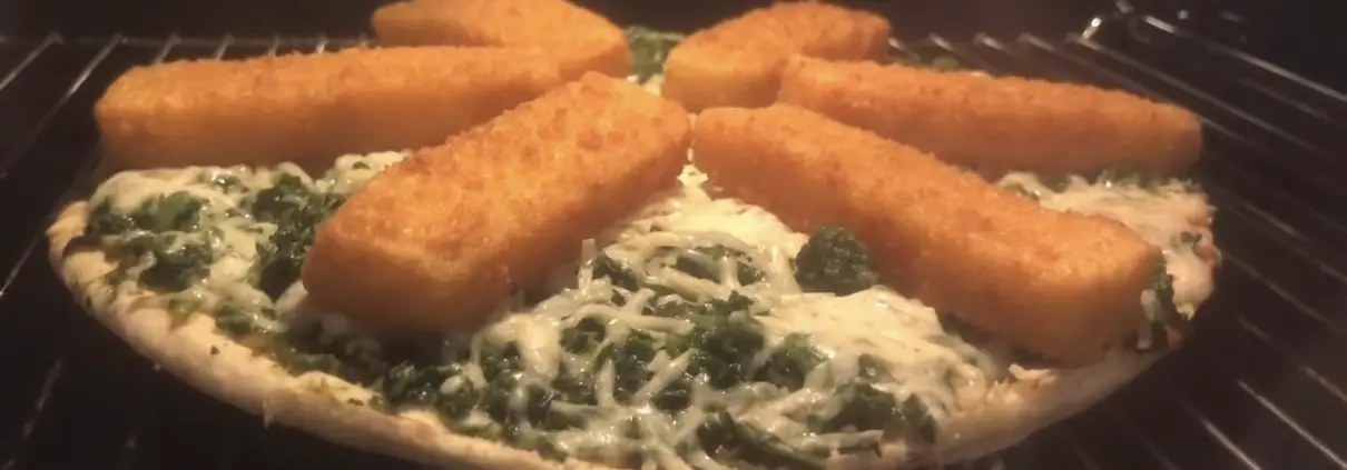 Pizza ai bastoncini di pesce, screenshot da YouTube di Junk Food Guru, https://youtu.be/zs3twTgOQSI