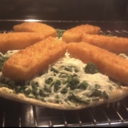 Pizza ai bastoncini di pesce, screenshot da YouTube di Junk Food Guru, https://youtu.be/zs3twTgOQSI