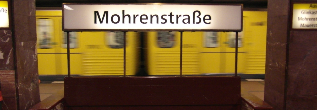 ©Ingolf, Berlin - U-Bahnhof Mohrenstraße, foto da flickr CC BY-SA 2.0, https://www.flickr.com/photos/ingolfbln/7932670038