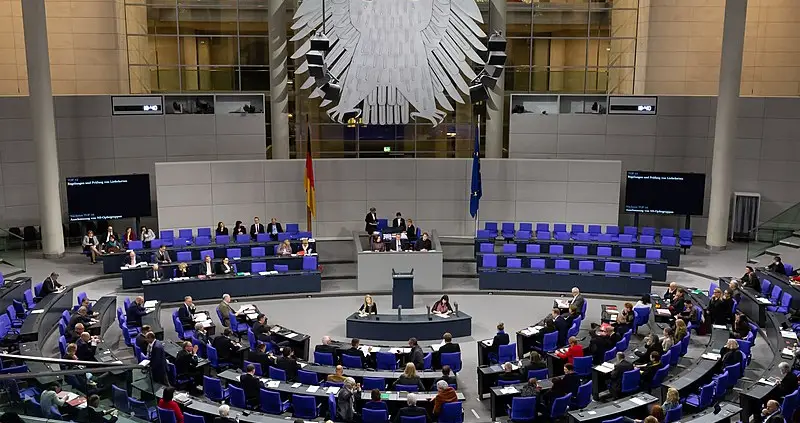Parlamento tedesco - Bundestag https://commons.wikimedia.org/wiki/File:2020-02-13_Deutscher_Bundestag_IMG_3438_by_Stepro.jpg