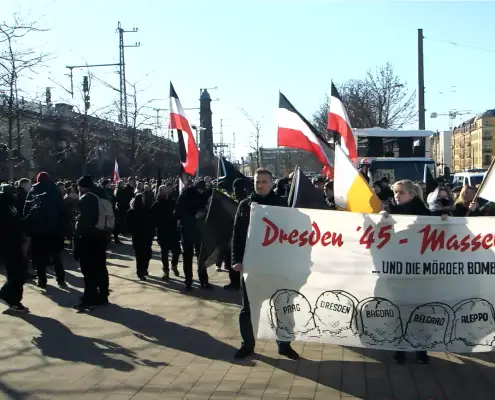 screenshot da Youtube, https://www.youtube.com/watch?v=WguRlEaL24U, manifestazione neo-nazista a Dresda