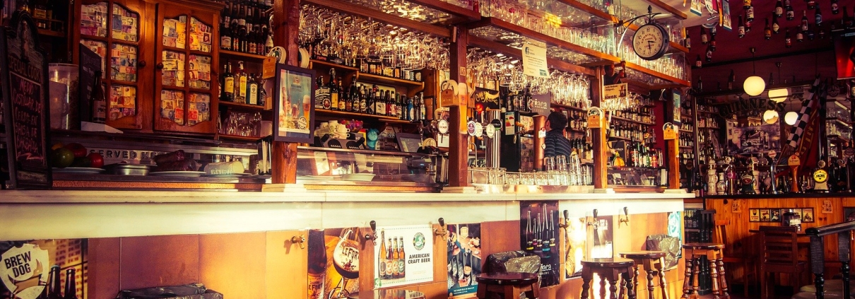 Café Lyrik Berlino (https://pixabay.com/it/photos/sbarra-pub-bar-stabilimento-2209813/, CC BY-SA 0.0, 12019 / 10258