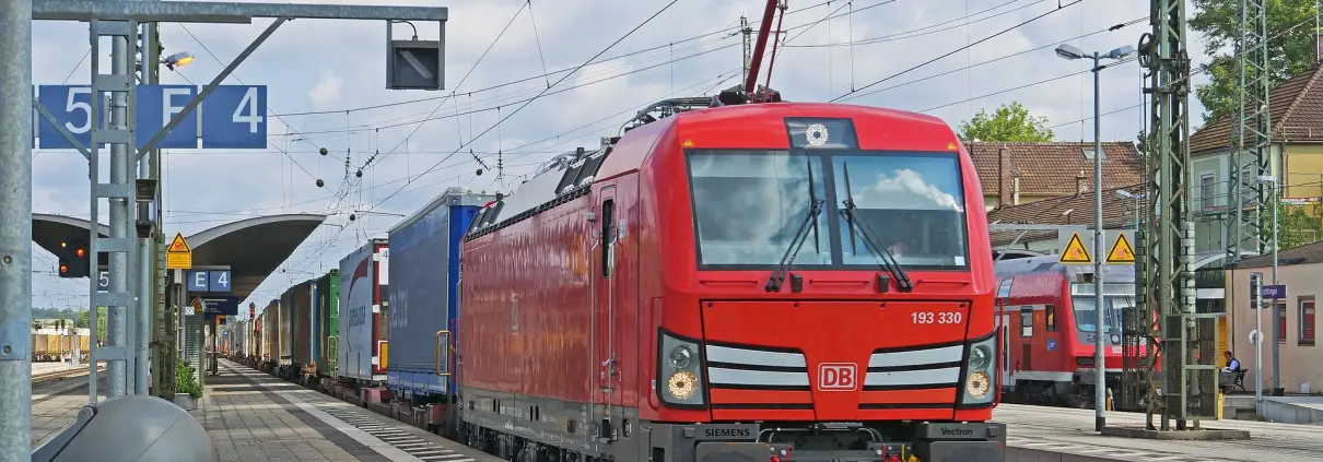 Deutsche Bahn (https://pixabay.com/it/photos/treno-container-deutsche-bahn-3674283/ - Pixabay License CC0)