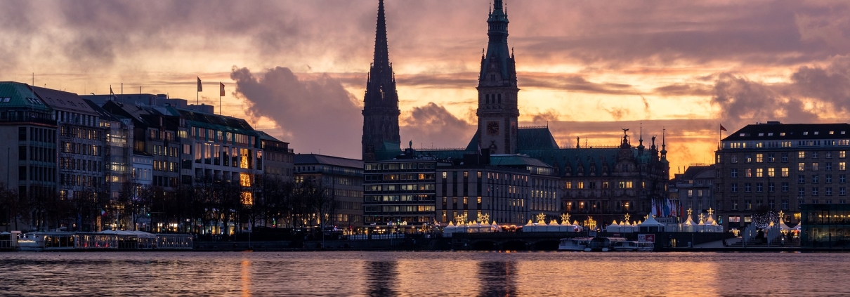 Amburgo, CC0, foto di KarstenBergmann, da pixabay, https://pixabay.com/it/photos/amburgo-alster-tramonto-bruciando-4667427/