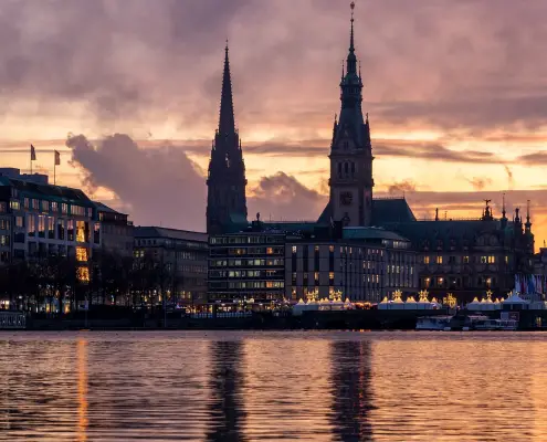 Amburgo, CC0, foto di KarstenBergmann, da pixabay, https://pixabay.com/it/photos/amburgo-alster-tramonto-bruciando-4667427/