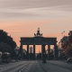 Eventi a Berlino ©Nicst da Pixabay https://pixabay.com/de/photos/stra%c3%9fe-sonnenaufgang-fernsehturm-6975808/