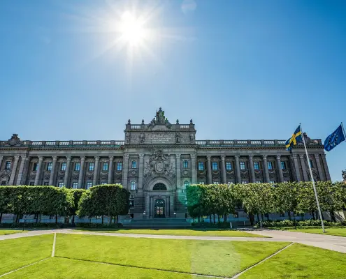 Svezia, CC0 Public Demain, foto di qimono da Pixabay, https://pixabay.com/it/photos/stoccolma-parlamento-svezia-1690450/