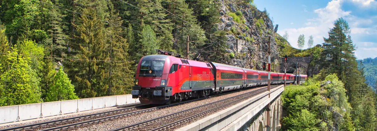 Treni notturni, CC0, foto di trainspotterflo, da pixabay https://pixabay.com/it/photos/treno-öbb-locomotiva-5450300/