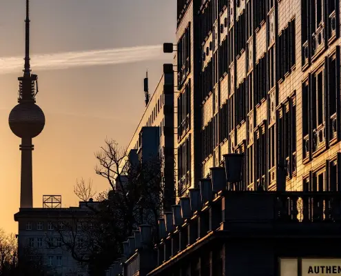 Notizie della settimana - Berlino ©wal_172619 da Pixabay https://pixabay.com/it/photos/torre-della-tv-costruzione-serata-6139241/