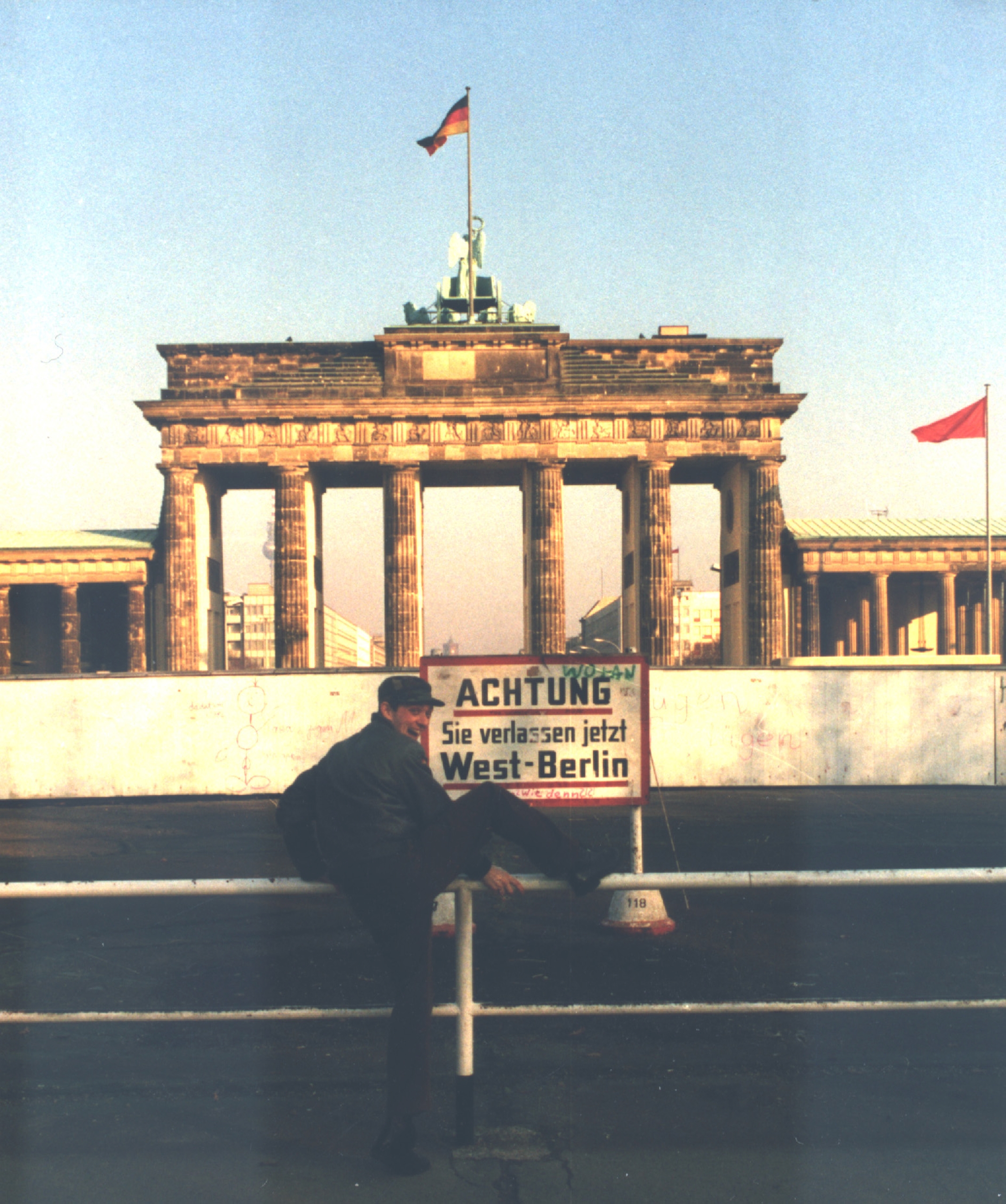 Mark Reeder davanti alla Porta di Brandeburgo - Dall'archivio privato di Mark Reeder