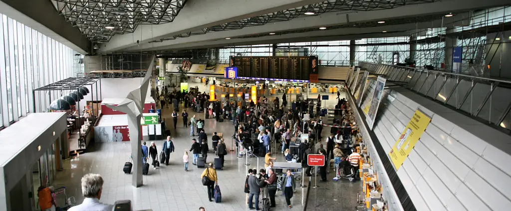 Francoforte aeroporto, CC0, foto di Marek Ślusarczyk, da commons.wikimedia, https://commons.wikimedia.org/wiki/File:Frankfurt_International_Airport.jpg