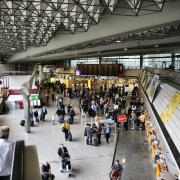 Francoforte aeroporto, CC0, foto di Marek Ślusarczyk, da commons.wikimedia, https://commons.wikimedia.org/wiki/File:Frankfurt_International_Airport.jpg