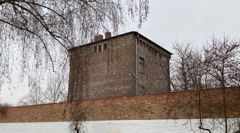 Una delle torri presenti vicino alle mura del parco, nelle quali erano presenti le guardie carcerarie.