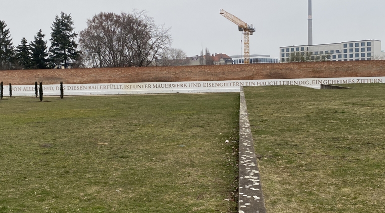 Il testo di grandi dimensioni, preso dai "Sonetti Moabìt", presente sulle mura del parco