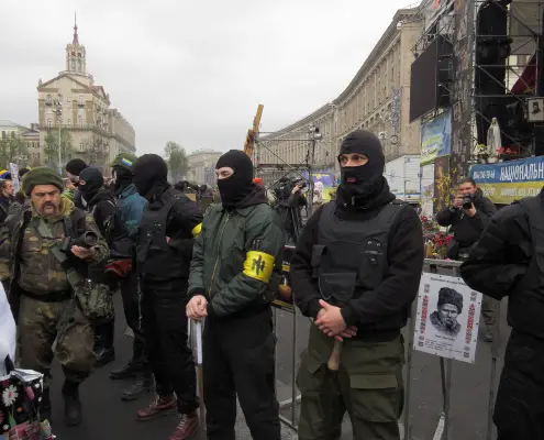 Neonazisti in Ucraina ©Аимаина хикари da Wikipedia CC3.0 https://de.wikipedia.org/wiki/Neonazismus#/media/Datei:Maidan_Kiev_2014-04-13_11-48.JPG