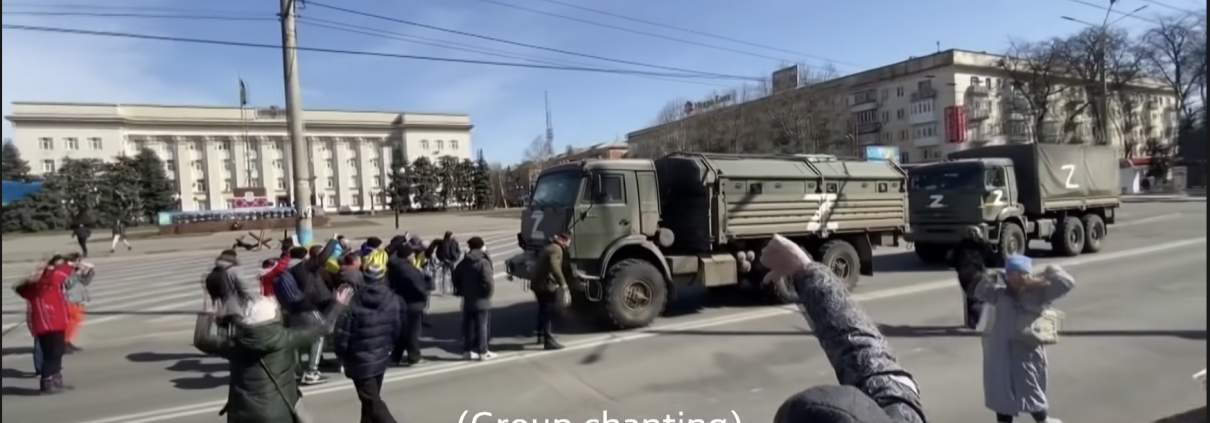 Manifestanti ucraini a Kherson - Screenshot da Youtube https://www.youtube.com/watch?v=Zrf0yLxViRo