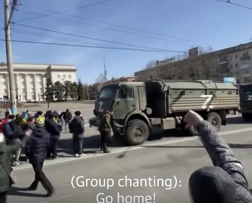 Manifestanti ucraini a Kherson - Screenshot da Youtube https://www.youtube.com/watch?v=Zrf0yLxViRo