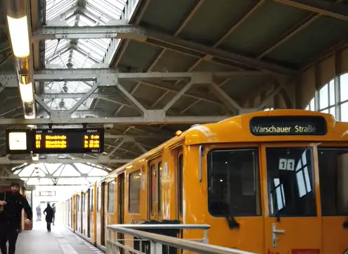 Stazione di Warschauer Straße sul Warschauer Brücke (https://www.youtube.com/watch?v=neVXgbyFrfo / Screenshot from this YouTube video)
