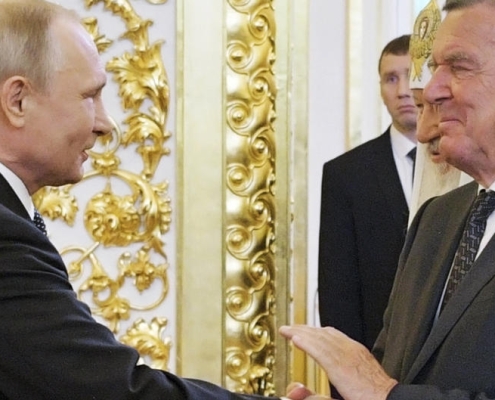 Vladimir Putin e Gerhard Schröder Screenshot da Youtube https://www.youtube.com/watch?v=eGwsmt5rIKM