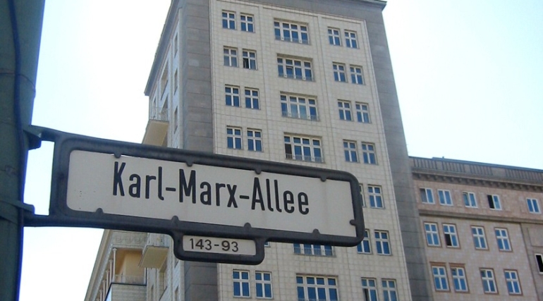 Karl Marx Allee, https://commons.wikimedia.org/wiki/File:Karl-Marx-Allee_Frankfurter_Tor_Turm_Schild.jpg, Nicor (Creative Commons 3.0)