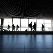 covid, CC0, foto di Skitterphoto, da pixabay https://pixabay.com/it/photos/aeroporto-le-persone-a-passeggio-4120835/