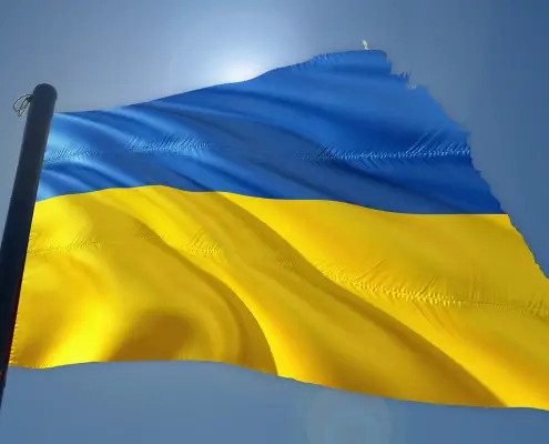 Bandiera Ucraina Sopravvissuti all'olocausto, CC0 Public demain, foto di feralt da Pixabay, https://pixabay.com/it/illustrations/striscione-ucraina-bandiera-guerra-7031868/