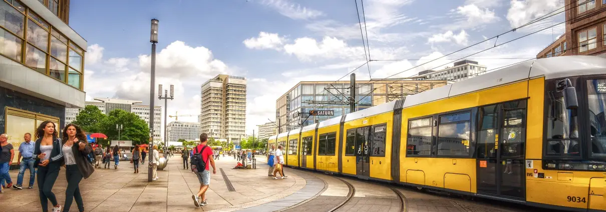 abbonamenti ai mezzi, CC0, Public Domain, di ThomasWolter, da Pixabay, https://pixabay.com/it/photos/berlino-alexanderplatz-tram-1487469/