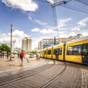 abbonamenti ai mezzi, CC0, Public Domain, di ThomasWolter, da Pixabay, https://pixabay.com/it/photos/berlino-alexanderplatz-tram-1487469/