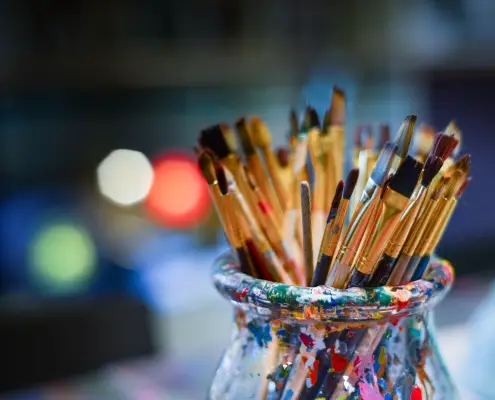 Corso di disegno alla Berlino Schule (https://pixabay.com/it/photos/spazzole-pittore-officina-ciotola-3129361/, Skitterphoto, Pixabay License)