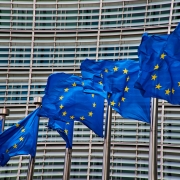 Unione Europea, CC0 Public Demain, foto di NakNakNak da pixabay, https://pixabay.com/it/photos/bruxelles-europa-bandiera-4056171/